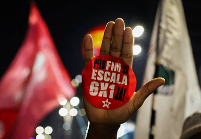 Fim da escala 6×1 é aprovado no Senado e garante avanço histórico para a classe trabalhadora Fim da escala 6×1 é aprovado no Senado e garante avanço histórico para a classe trabalhadora
